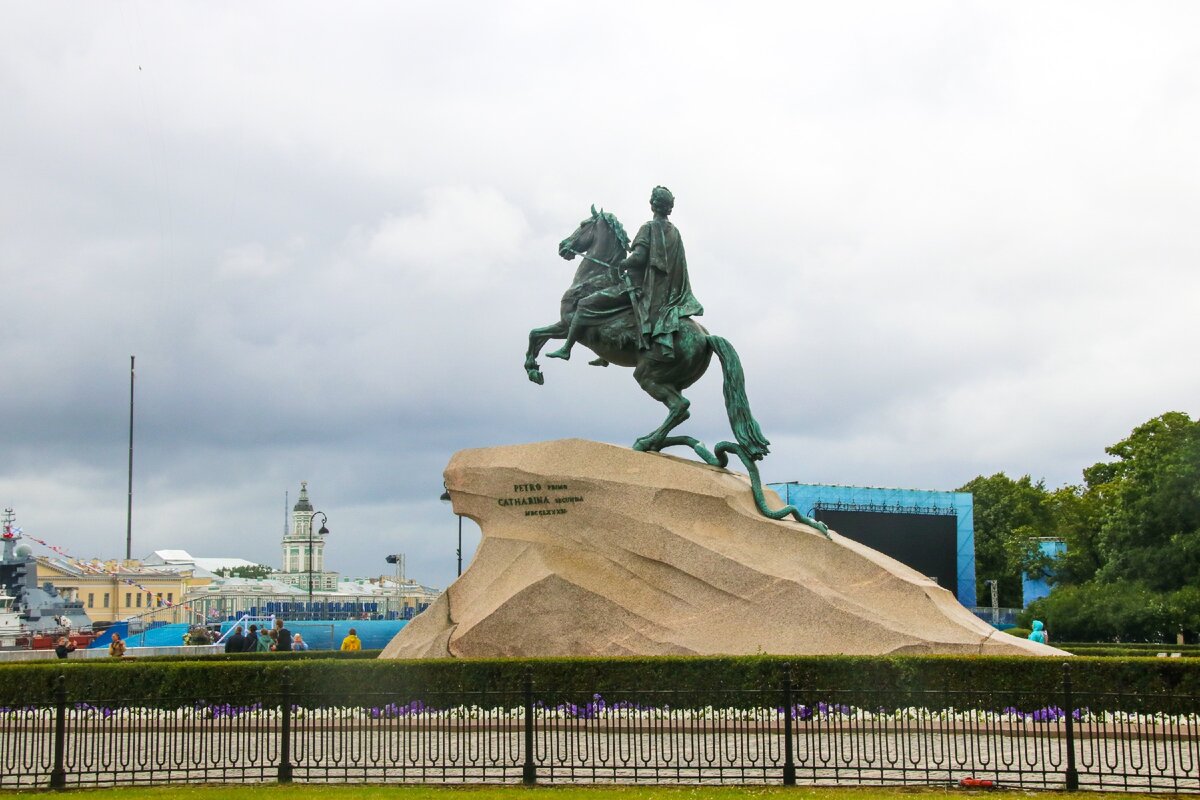 Памятник петру 1 сидит в кресле