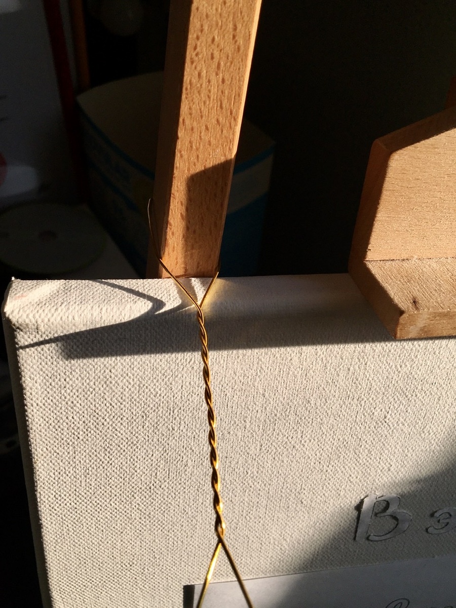  Скручивание проволоки для каркаса. Личное фото.