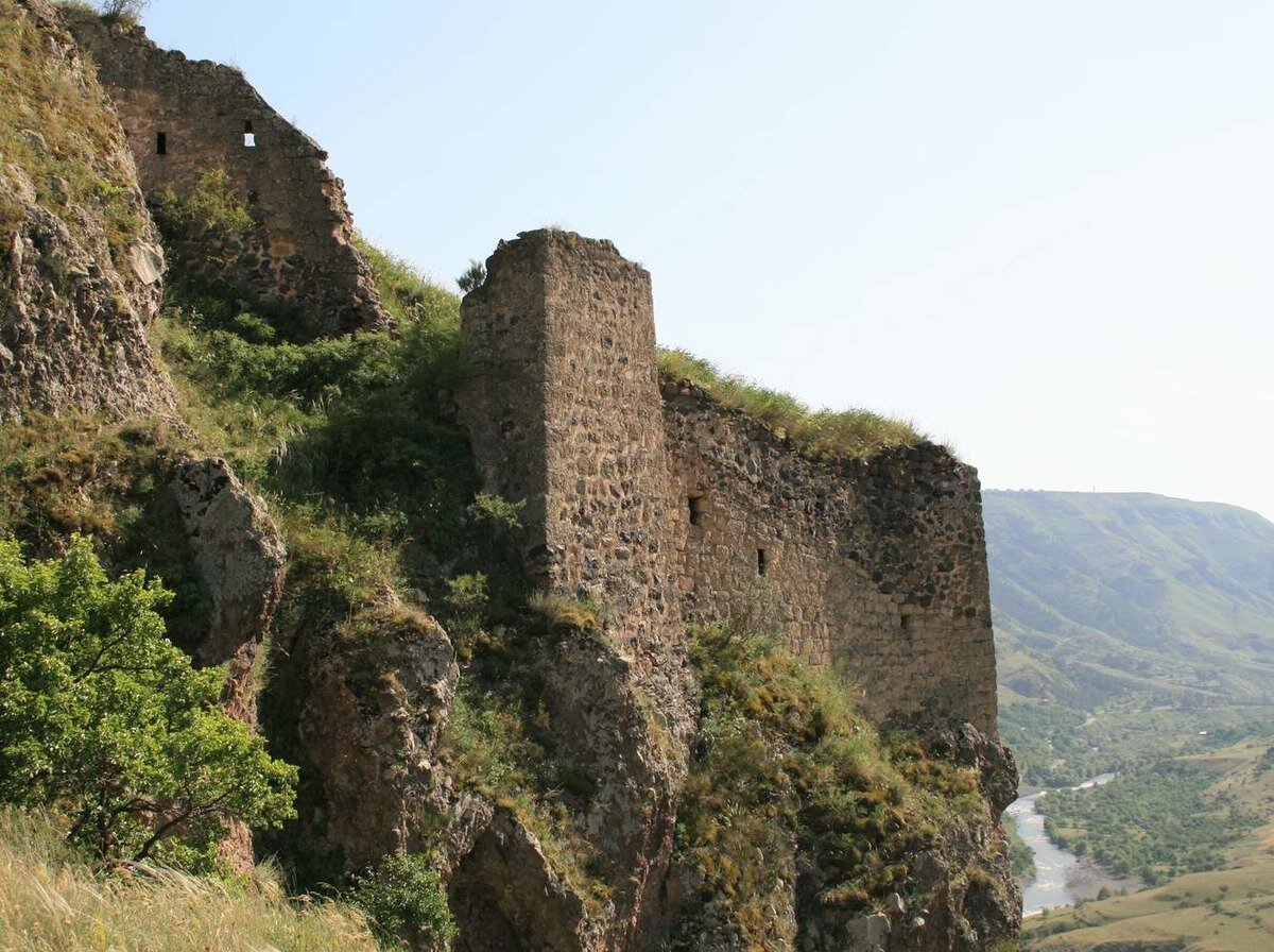 замок царицы тамары в грузии