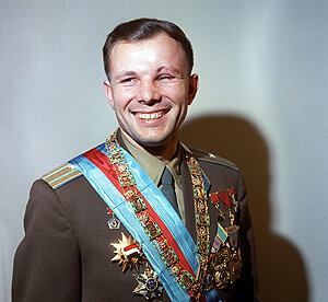 Известна фраза: «Дорога в космос проходит через Калугу». Мы, харьковчане, можем добавить — «и через Харьков». Потому что первый, кто должен был подняться в космос — парень из нашего города. И фамилия его — Бондаренко.
Его жизнь оборвалась трагически и нелепо. На тренировке. Вернее после её окончания. Уже отсоединил контакты, и протёр их ваткой, смоченной в спирте. Ватку же бросил на пол. И видимо, температура в кабине была столь высокой, что ватка загорелась. Возник пожар, и дверку заклинило. Ни потушить огонь, ни открыть дверку Бондаренко уже не смог...