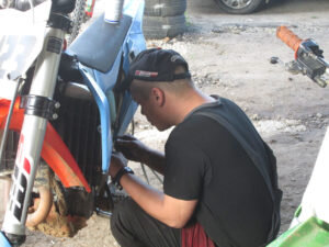 
Оказывается, что кулачковый натяжитель цепи является причиной шума. Двигатели 350SXF KTM, начиная с 2008 года, используют гидравлический натяжитель кулачковой цепи. Эта конструкция зависит на гидравлического давления превращающееся в достаточное для того чтобы активировать цепной tensioner.
Как только гидравлическое давление нарастает, что, не случайно, занимает около 15 секунд, шум хлопающей цепи кулачка уходит.
И что я нарыл в интернете!