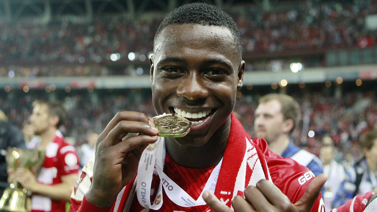 Квинси Промес с наградой чемпиона России по футболу 