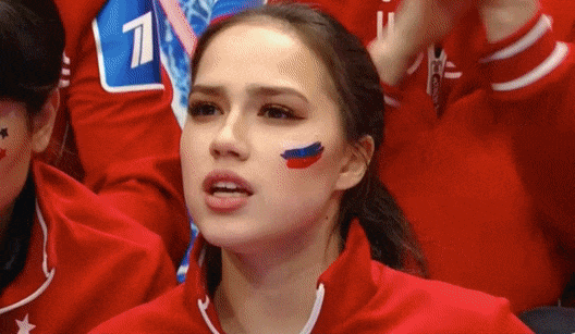 Алина Загитова и Евгения Медведева радуются успехам фигуристов из команд "Красная машина " и "Время Первых" (источник - youtu.be/aSnr5mtuzxs)