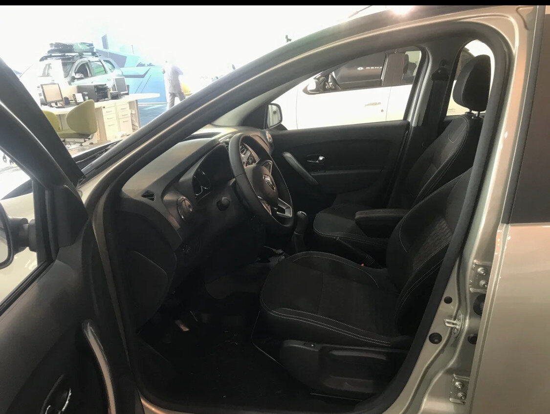 Открываем дверь в салон. Сразу отмечаешь как дешево открывается слепая ручка, отщелкиваясь в начальное положение с грохотом по кузову, какая большая и при этом легкая дверь, даже в "Солярисе" петли более тугие. 