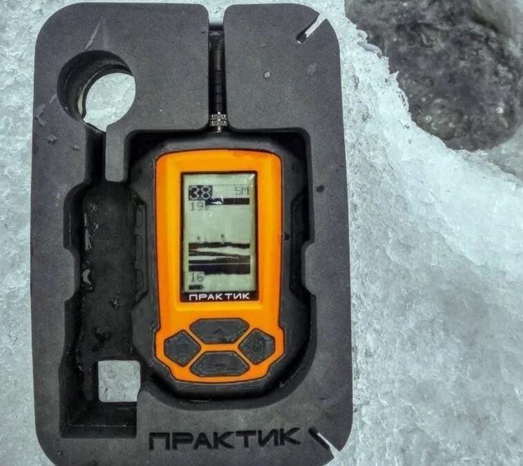 Как отображается информация на 6 м.  На экране видно как играет балансир, а ниже окунь который интересовался приманкой, но не решился на атаку. 