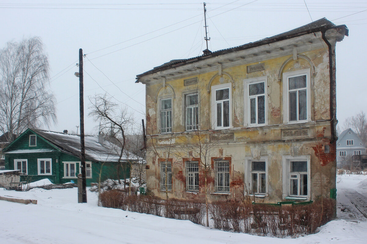 "Плоский дом" в Вышнем Волочке. Адрес: Ванчакова линия, д. 69 