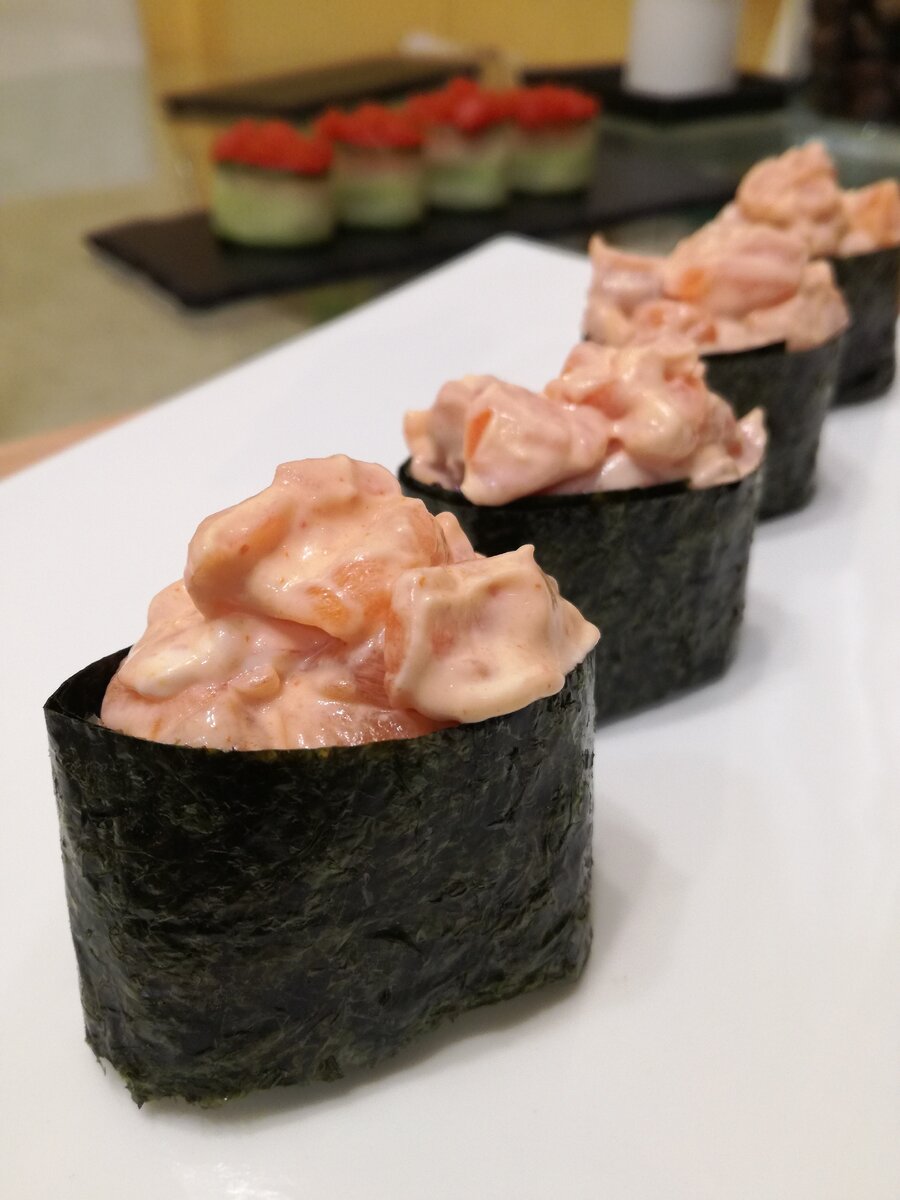 Гункан-суши с лососем и спайси-соусом