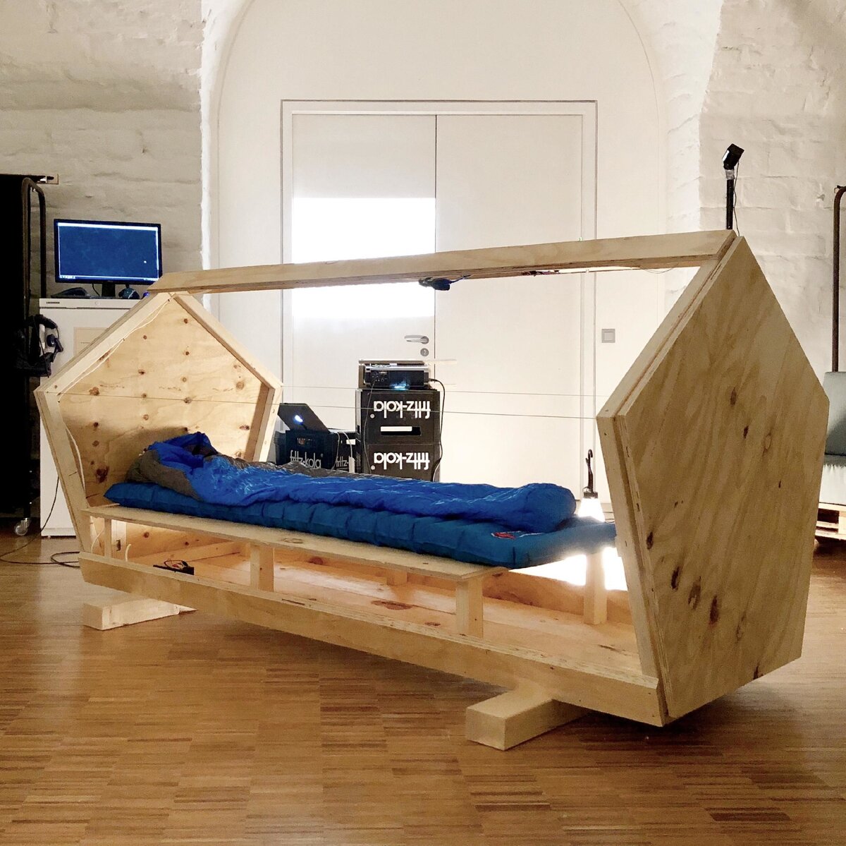 Форму колыбели проект Ulmer Nests приобрёл за считанные часы