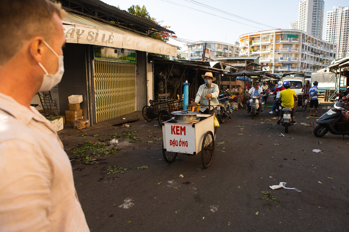 Торговец мороженым на рынке