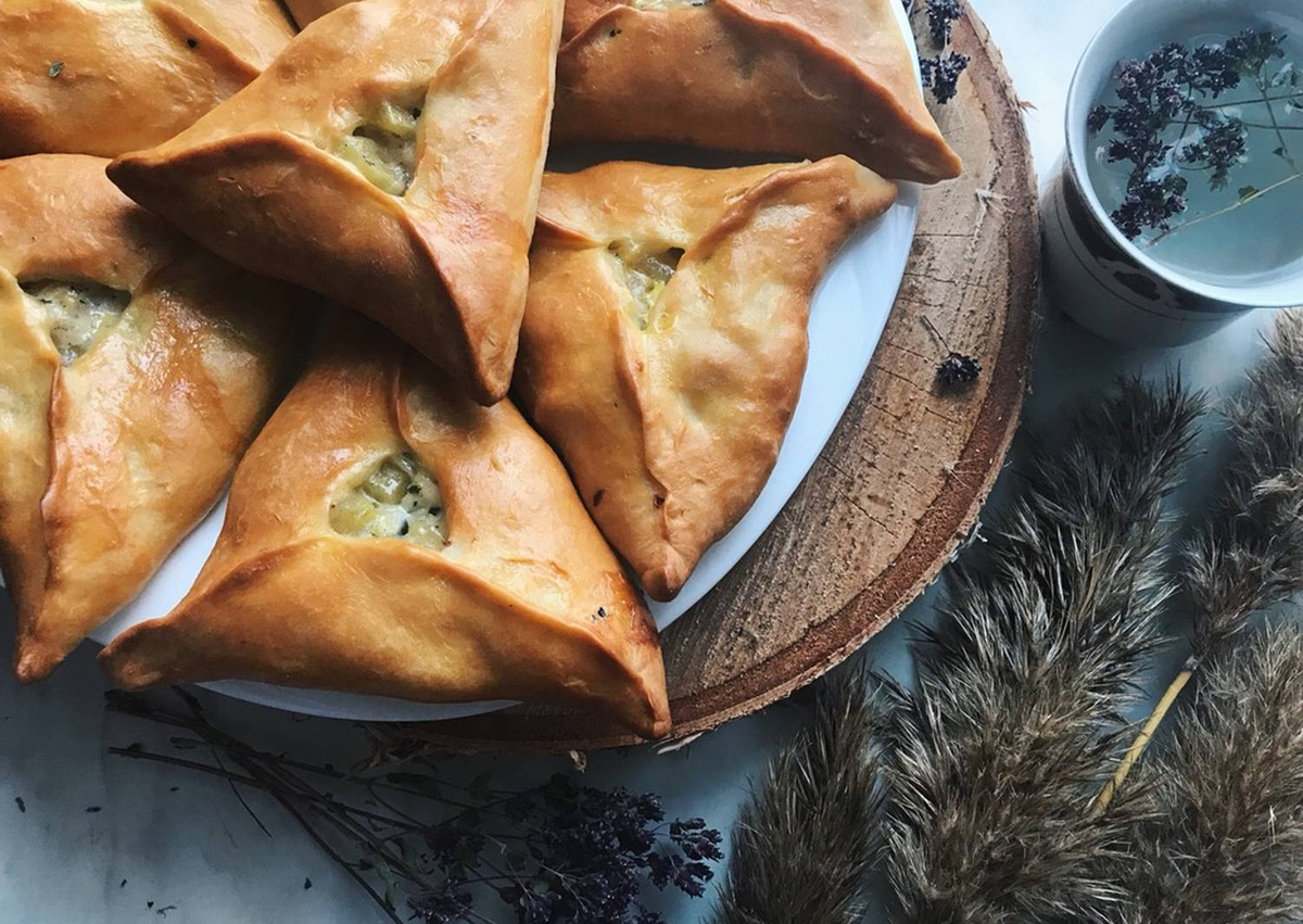 Блюда татарской кухни. Национальная Татарская кухня эчпочмак. Татарская самса эчпочмак. Татарские пирожки эчпочмак. Треугольник эчпочмак.