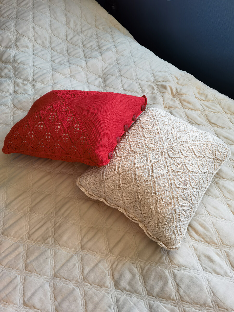 Ажурные вязаные спицами наволочки для подушек, связанные из пряжи Vita Lily. Наволочки связала автор канала Ксения Kukanchik