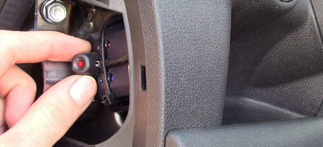 Как воспользоваться кнопкой
Чтобы отключить сигнализацию с помощью кнопки «Валет» необходимо:

Открыть дверь машины ключом.
Найти кнопку.
Нажать на выключатель.
Для отключения некоторых моделей сигнализаций недостаточно только нажать на кнопку, чтобы отключить охранную систему. В такой ситуации необходимо знать код либо подобрать его.

Наиболее часто производителями программируются такие устройства на три одинаковых цифры, например, «111», «777» или «222». Более сложный код потребуется подбирать значительно дольше, поэтому следует не только знать о местонахождении кнопки, но и помнить код отключения (при его наличии).

О получении такой информации следует также позаботиться при покупке автомобиля на вторичном рынке или при установке новой сигнализации.