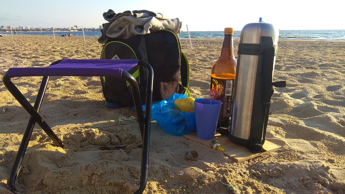 Мой "пляжный набор" (в термос горячий чай, в бутылке холодный квас)