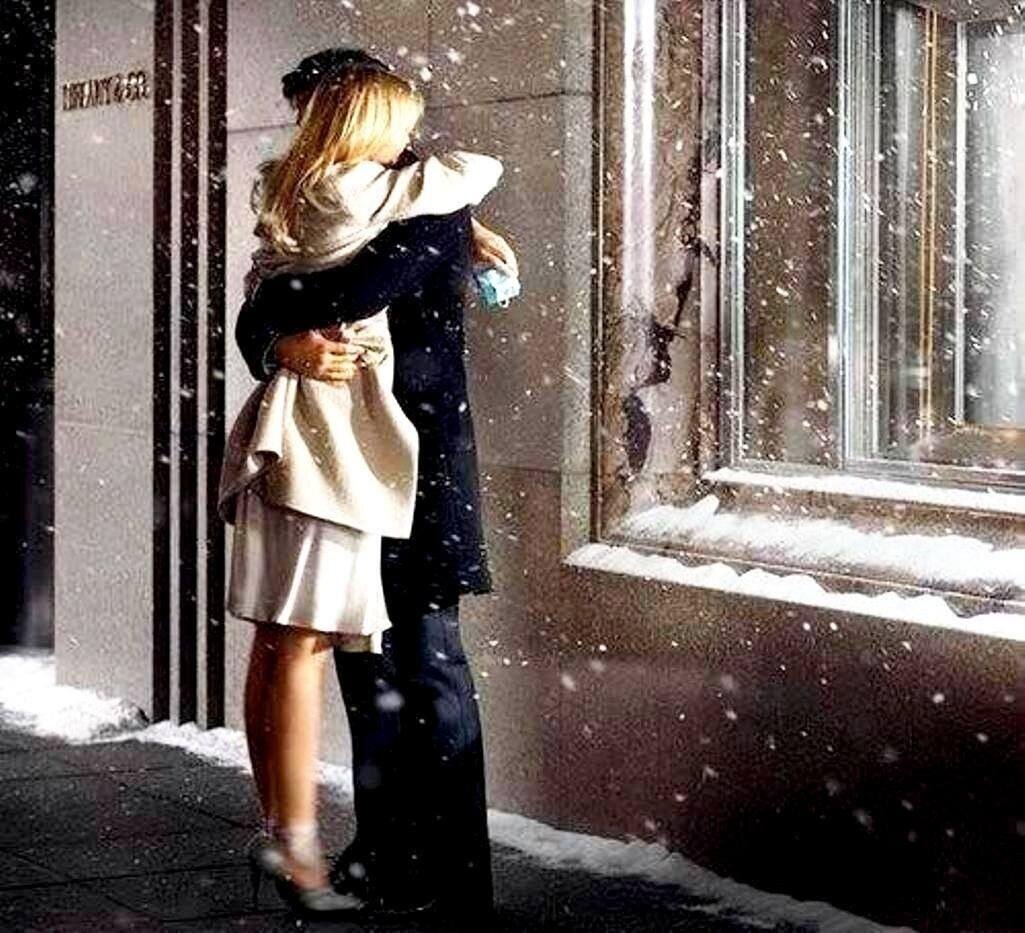 Встречая и расставаясь. Встреча влюбленных. Влюбленные под Снегопадом. Влюбленные у окна. Объятия зимой.