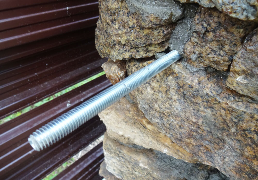 Шпилька в каменном столбике