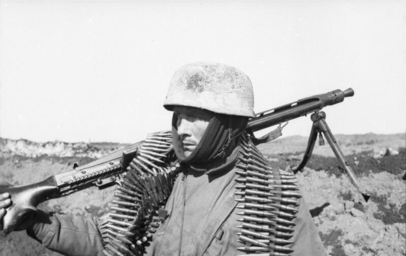 MG 42 (нем. Maschinengewehr 42) — германский единый пулемёт периода Второй мировой войны. Разработан фирмой Metall-und Lackwarenfabrik Johannes Großfuß в 1942 году. За высокую скорострельность среди советских фронтовиков и союзников получил прозвища «Косторез», «Циркулярная пила Гитлера», «Эмга», «Крестовик» - Википедия