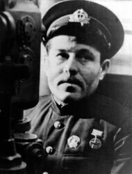 Магомет (Магомед) Имадутди́нович Гаджи́ев (20 декабря 1907, Гуниб, Дагестанская область — 12 мая 1942, Баренцево море) — Герой Советского Союза, капитан 2 ранга, командир первого дивизиона бригады подводных лодок Северного флота. Первый дагестанец, удостоенный звания «Герой Советского Союза» - Википедия