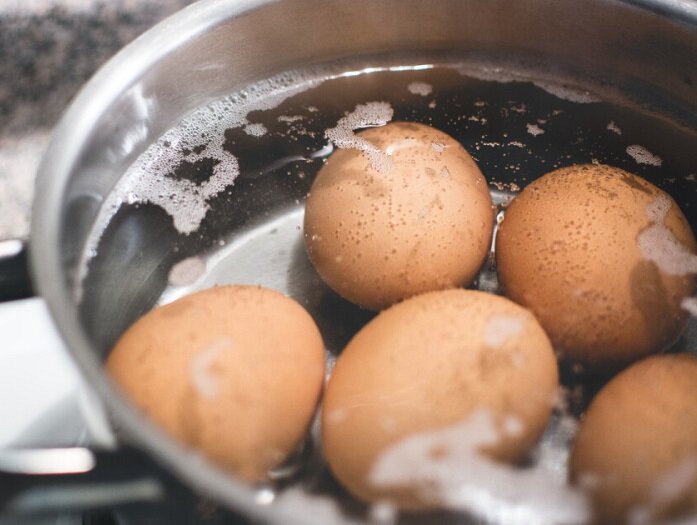 Даже в варке яиц есть свои хитрости и нюансы. Большую роль играют необходимые при варке яиц ингредиенты (да-да!) и грамотная методика.-3