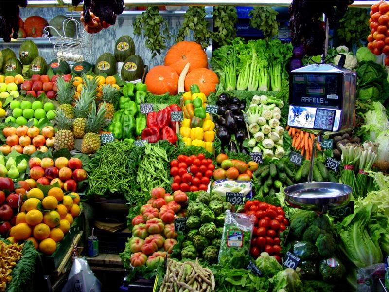 Овощи в ассортименте. Прилавок с овощами и фруктами. Ассортимент фруктов и овощей. Витрина овощи фрукты. Витрина овощи и фрукты на рынке.