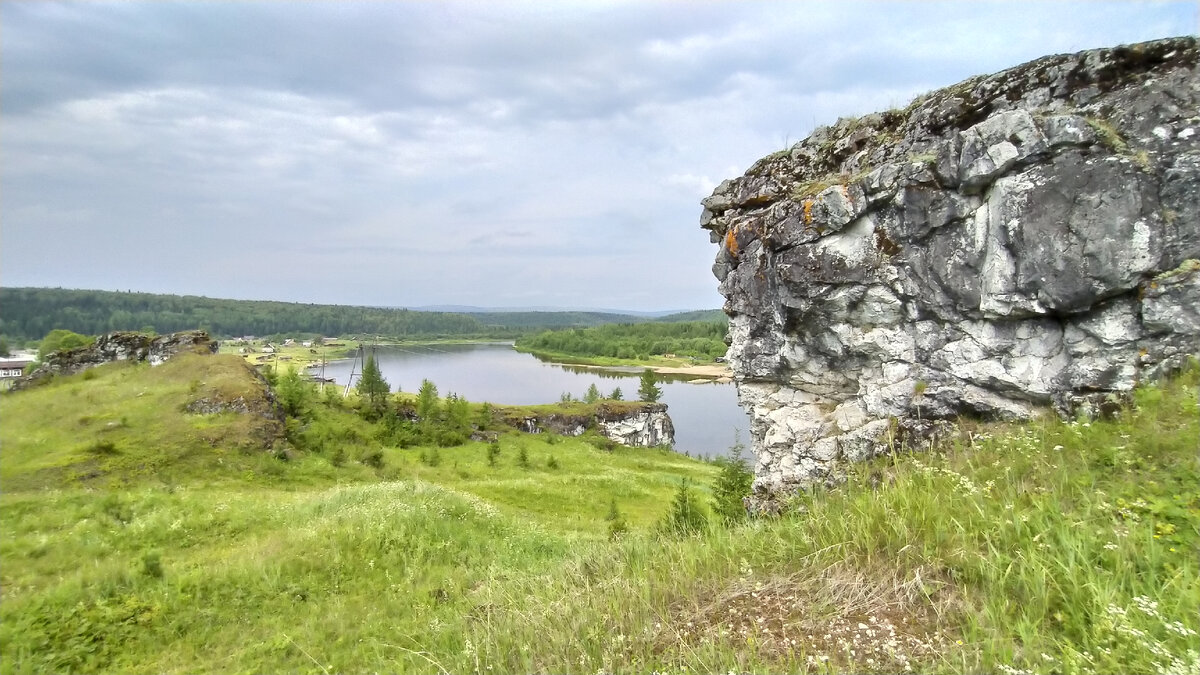 В посёлке около 40 домов, 2 магазина, школа. Когда здесь гуляешь, в это не верится, кажется что посёлок очень маленький