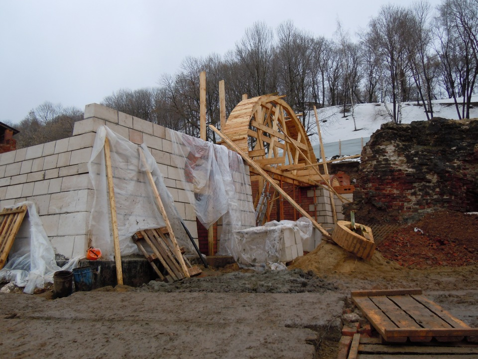  8 января 2012 г. Уже и 2012 год, а бар в Кладовой башне всё живёт. Присмотримся к нему пристальней. У входа видим различные финтифлюшки. Особенно к месту пара урн.-25