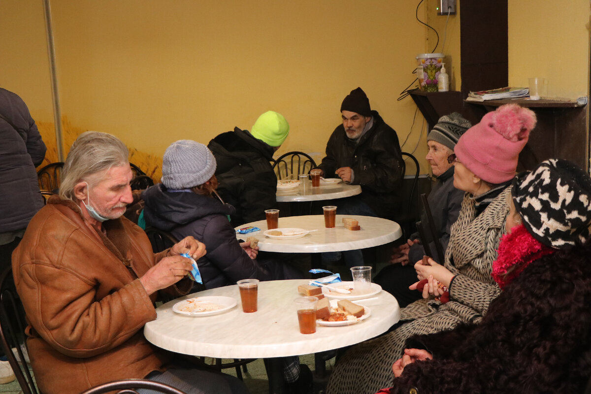 Горячим обедом в социальной столовой всех нуждающихся кормят каждый день