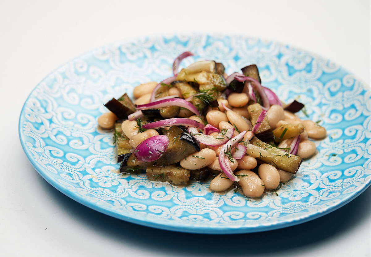 Салат с фасолью, овощами и грибами на зиму в банках: рецепт - Лайфхакер