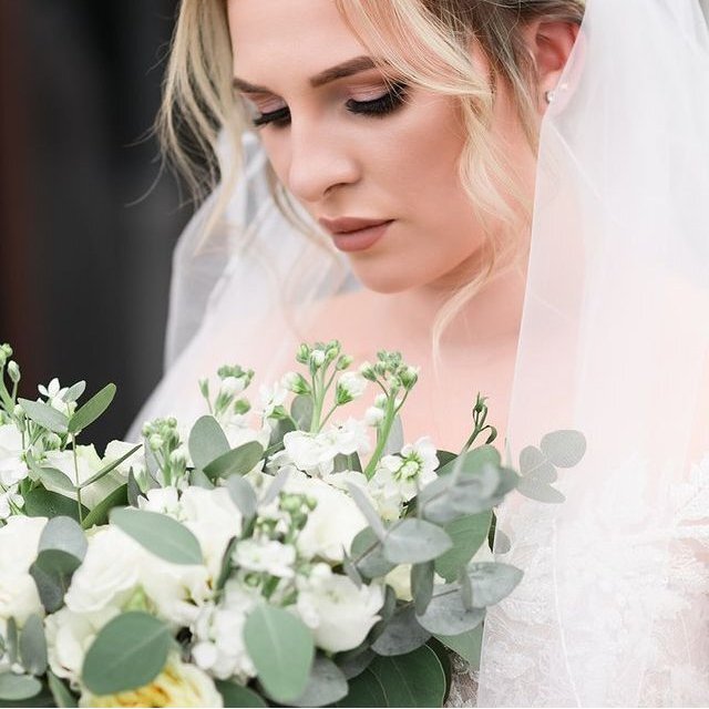 КАК ПОЯВИЛИСЬ СОВРЕМЕННЫЕ ТРАДИЦИИ В СВАДЕБНОЙ ФЛОРИСТИКЕ? 
В 1840 году состоялась главная свадьба XIX века, подарившая нам многие современные традиции – венчание Королевы Виктории и принца Альберта.

1️⃣ Белое свадебное платье и фата, в которых появилась королева, дали старт триумфальному шествию белого цвета в свадебной моде. Ранее невесты предпочитали платья красного или черного цвета.

2️⃣ Сейчас нам трудно поверить, что не только белое платье невесты, но и бутоньерка жениха и классический свадебный торт в том виде, в котором мы знаем его сейчас, – выдумка юной влюбленной королевы, а не дань вековым традициям.

3️⃣ Что же касается свадебного букета королевы Виктории, то и тут венценосная невеста сделала все на свой вкус. Композиция для церемонии была составлена из множества подснежников. Такой выбор был сделан не только из-за зимней свадьбы, но и потому что подснежники были любимыми цветами ее жениха, принца Альберта.

🌿Также букет был украшен веточками мирта, символом верности и брака. В будущем мирт стал неотъемлемой составляющей букета невесты в королевской семье.

❗И, конечно, для королевских букетов в наши дни используется мирт, срезанный с того самого куста, который посадила сама королева Виктория.

Почему я написала именно о европейских традициях? Потому что свадьбы у нас сейчас в большинстве случаев проходят на европейский манер!
