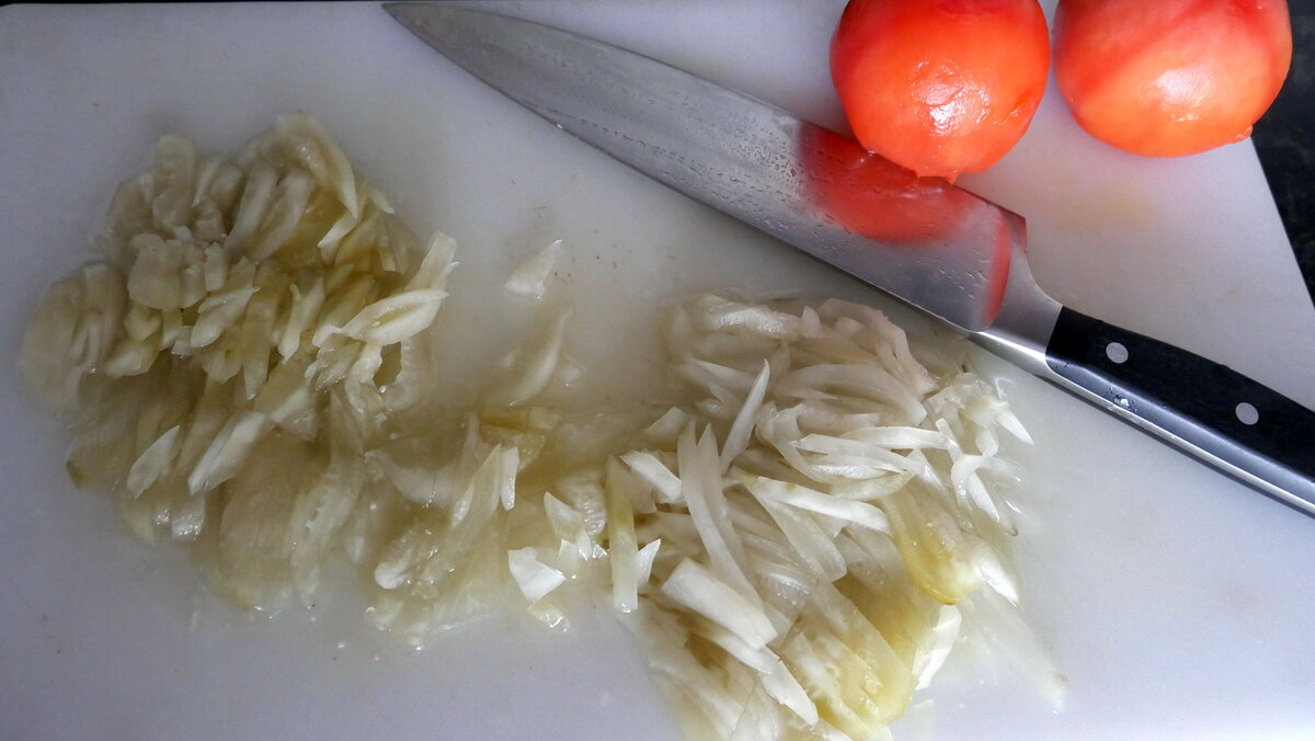 Огурцы – тоже без кожицы, потому что она после томления станет очень твердой.