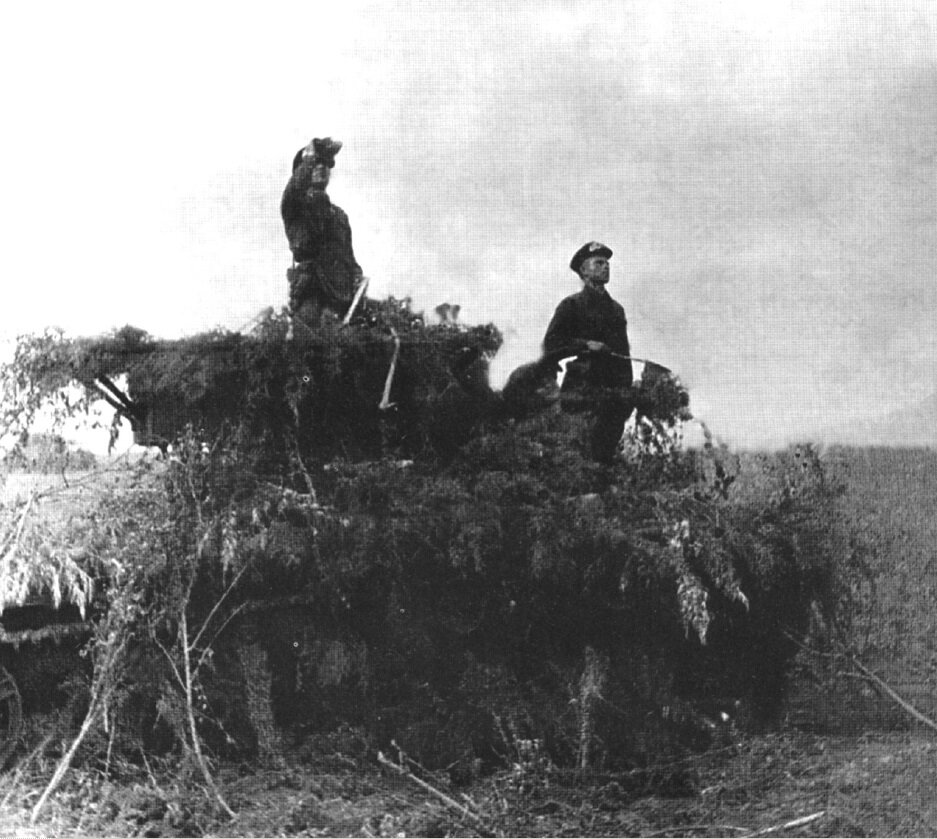 Замаскированный советский танк Т-26 во время боев у озера Хасан