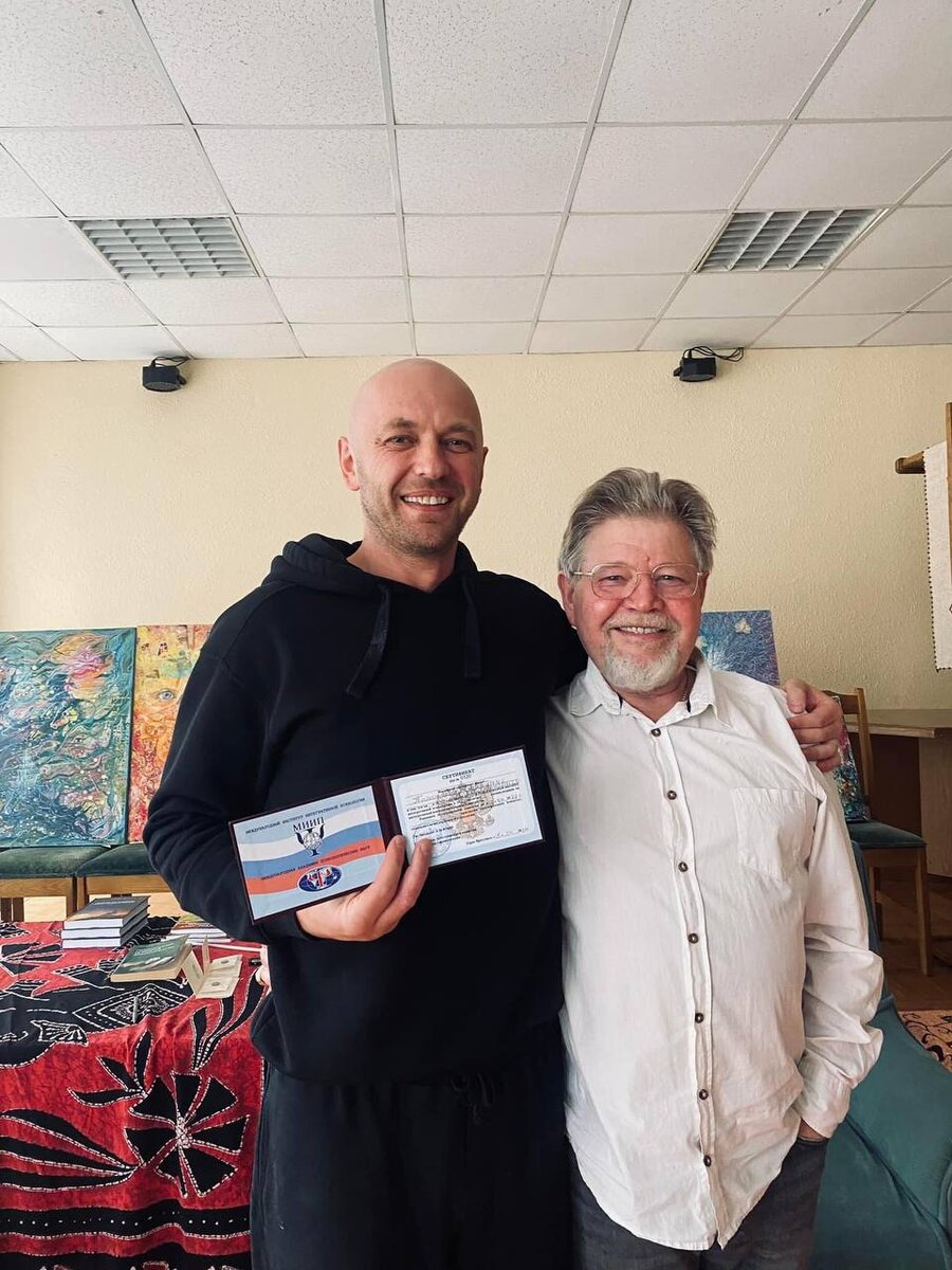 Доктор психологических наук, профессор, действительный член Международной Академии Психологических Наук Козлов Владимир Васильевич вручает диплом