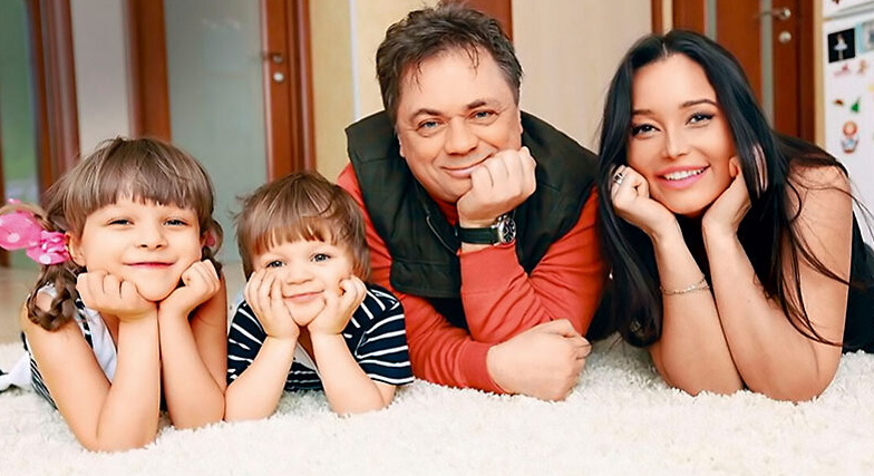 Андрей Леонов с семьёй.Фото Яндекс.Картинки.