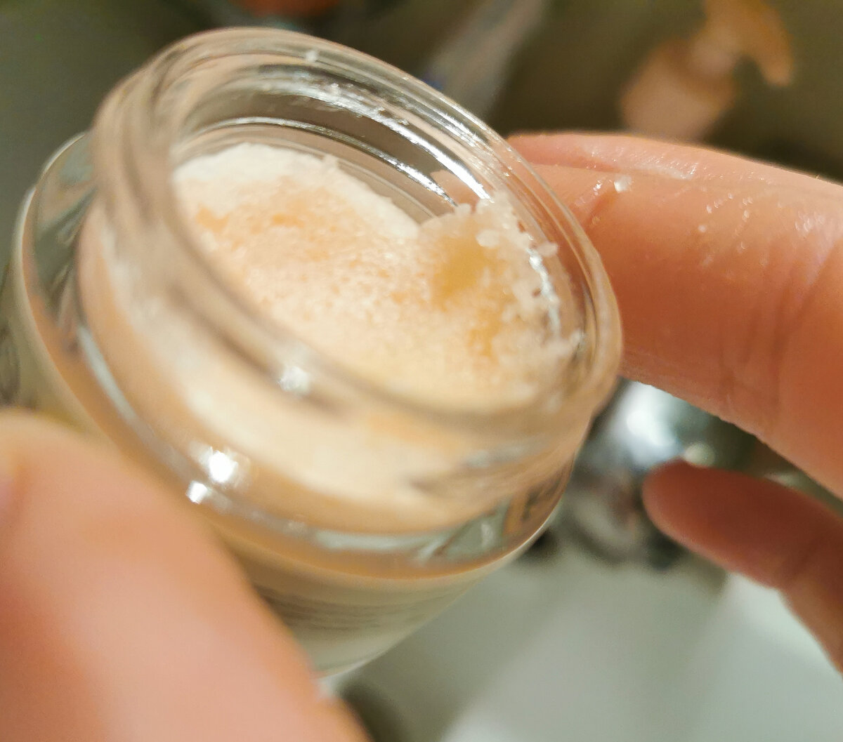 Красивая, миниатюрная баночка из стекла, довольно тяжёлая, несмотря на свою крохотность💣настоящая мощная Дюймовочка🧚‍♀️