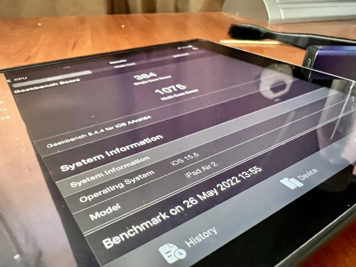 Кстати, я почему-то думал, что разница между a8 и a8x - только в частоте, но нет! В A8x запихали еще одно ядро.