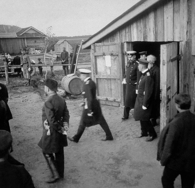 Петр Столыпин во время поездки по хуторам Бронницкого уезда Московской губернии. Неизвестный автор, 1907 - 1910 год, Московская губ., Бронницкий у., Государственный архив Российской Федерации.