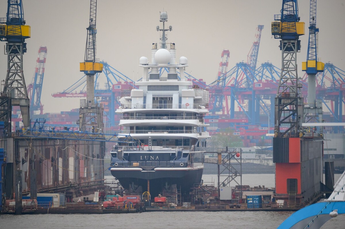 Супер-яхта Luna в доке № 10 компании Blohm+Voss на Эльбе в порту Гамбурга. Фото: Jonas Walzberg/dpa