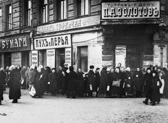 Январь 1917 года: Петроград очередь за хлебом.