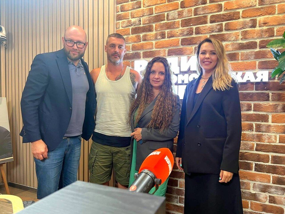     Актер, попечитель благотворительного фонда "Люди-маяки" Антон Батырев (второй слева) в студии радио "КП"