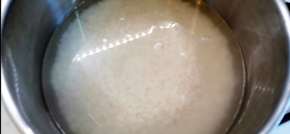 Первым делом отварим рис. Для этого его нужно хорошо промыть, залить водой примерно на 1,5 см. выше, довести до кипения, посолить, огонь убавить до минимума и варить под крышкой 15 минут. Выключить газ и убрать пока в сторонку.