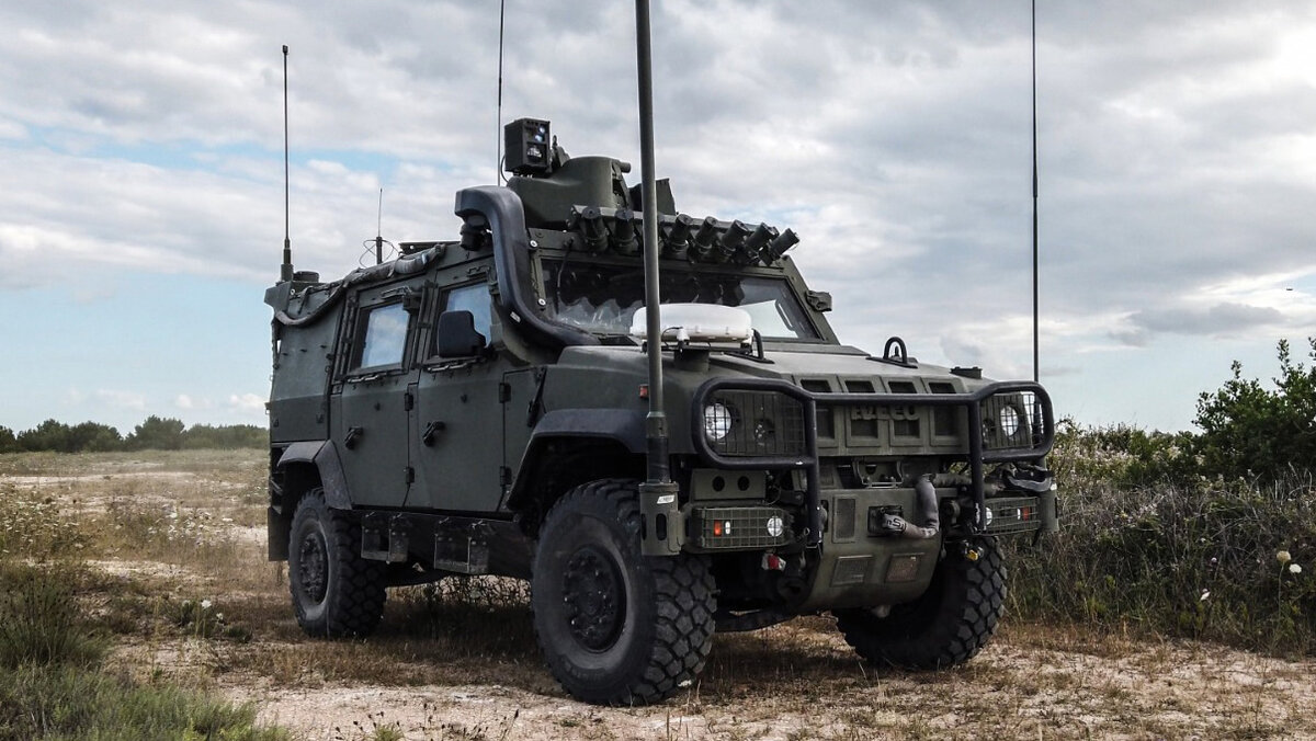 Бронемашина Iveco LMV