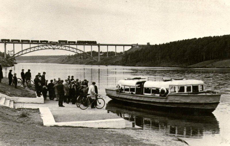 Лестница в створе ул. Уральской, причал, вторая половина 1960-х гг. Источник фото:history. kamensk. ru