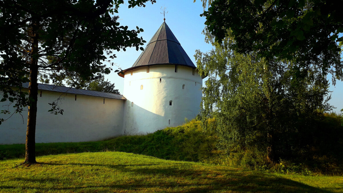 Крепостные стены с башнями