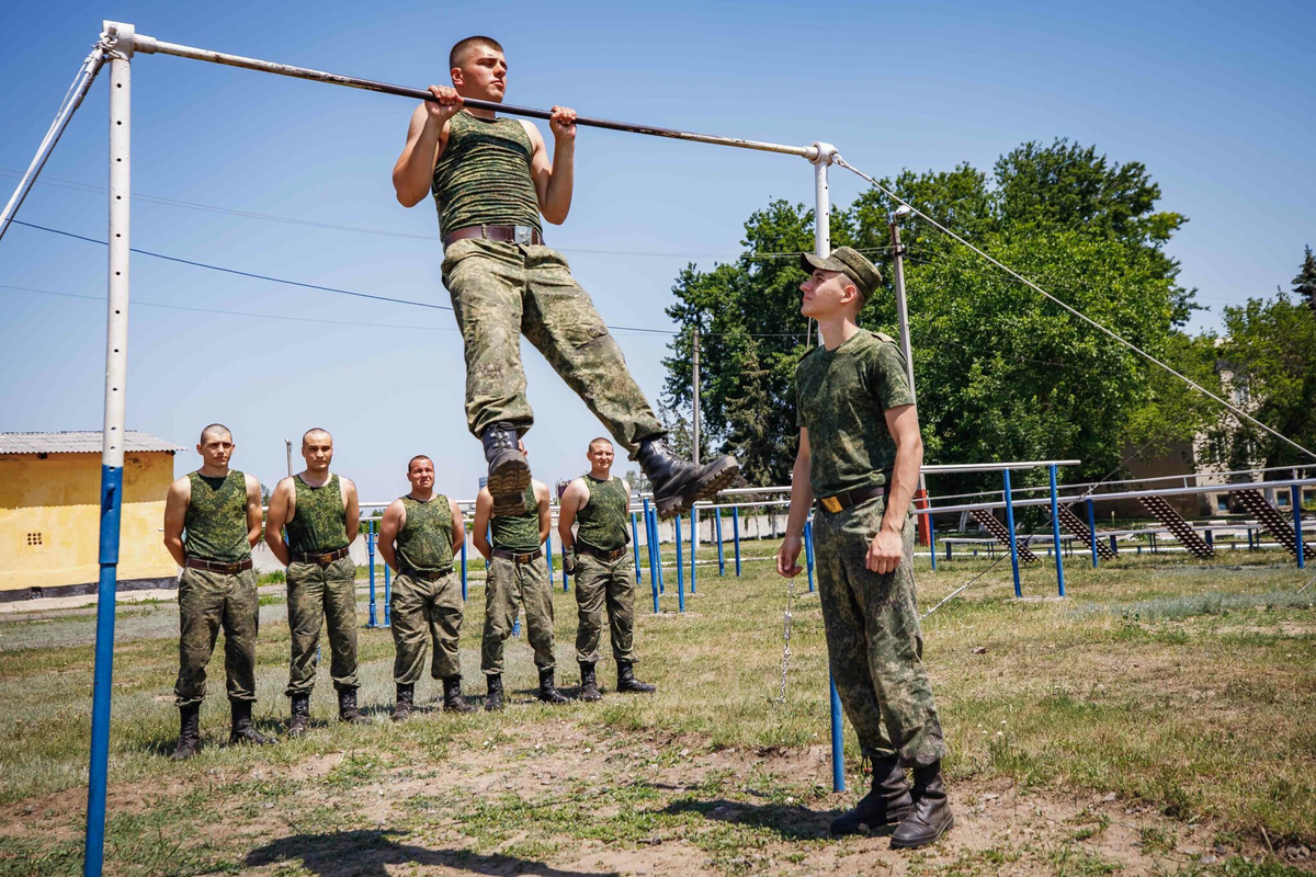 Российская тренировка. Армейские подтягивания. Военная подготовка подтягивание. Подтягивание военных. Тренировки в армии.