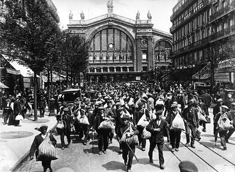 Французские резервисты прибывают на сборный пункт в Париже, 1914 год.