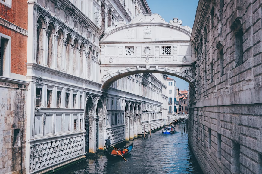 https://unsplash.com/s/photos/ponte-dei-sospiri