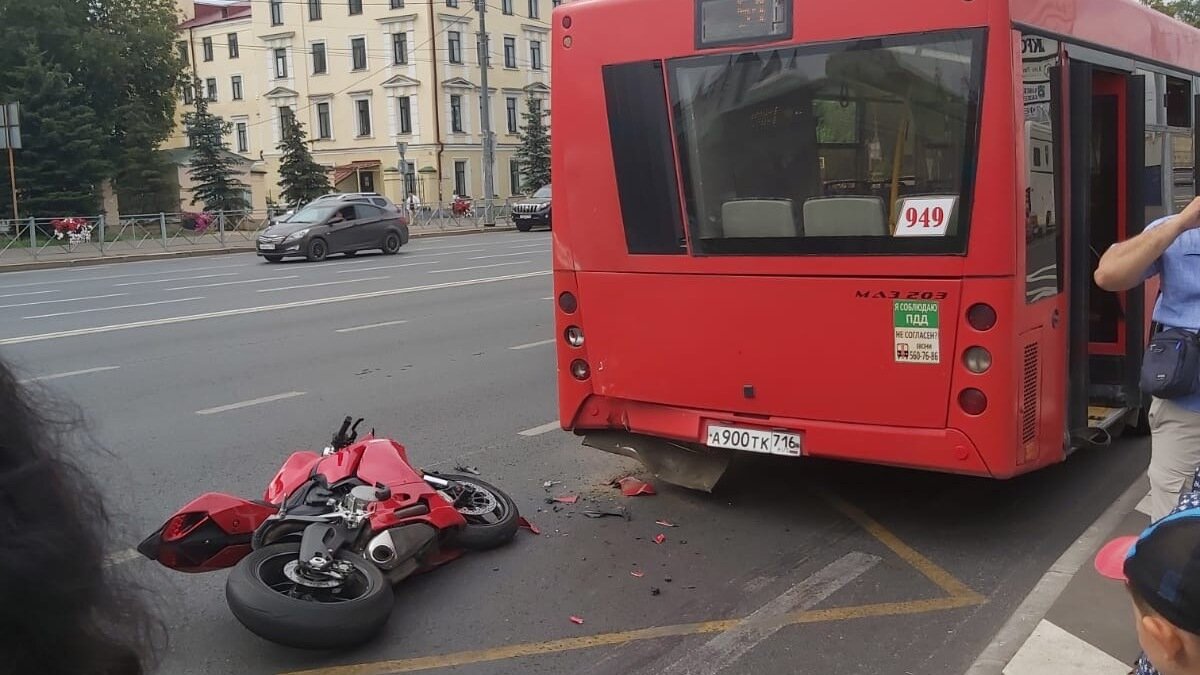     Сегодня днем, 14 августа, в Казани произошло ДТП с участием автобуса и мотоцикла. Все случилось возле торгово-развлекательного комплекса «Корстон». Соответствующая публикация появилась в Telegram-канале Region 116.