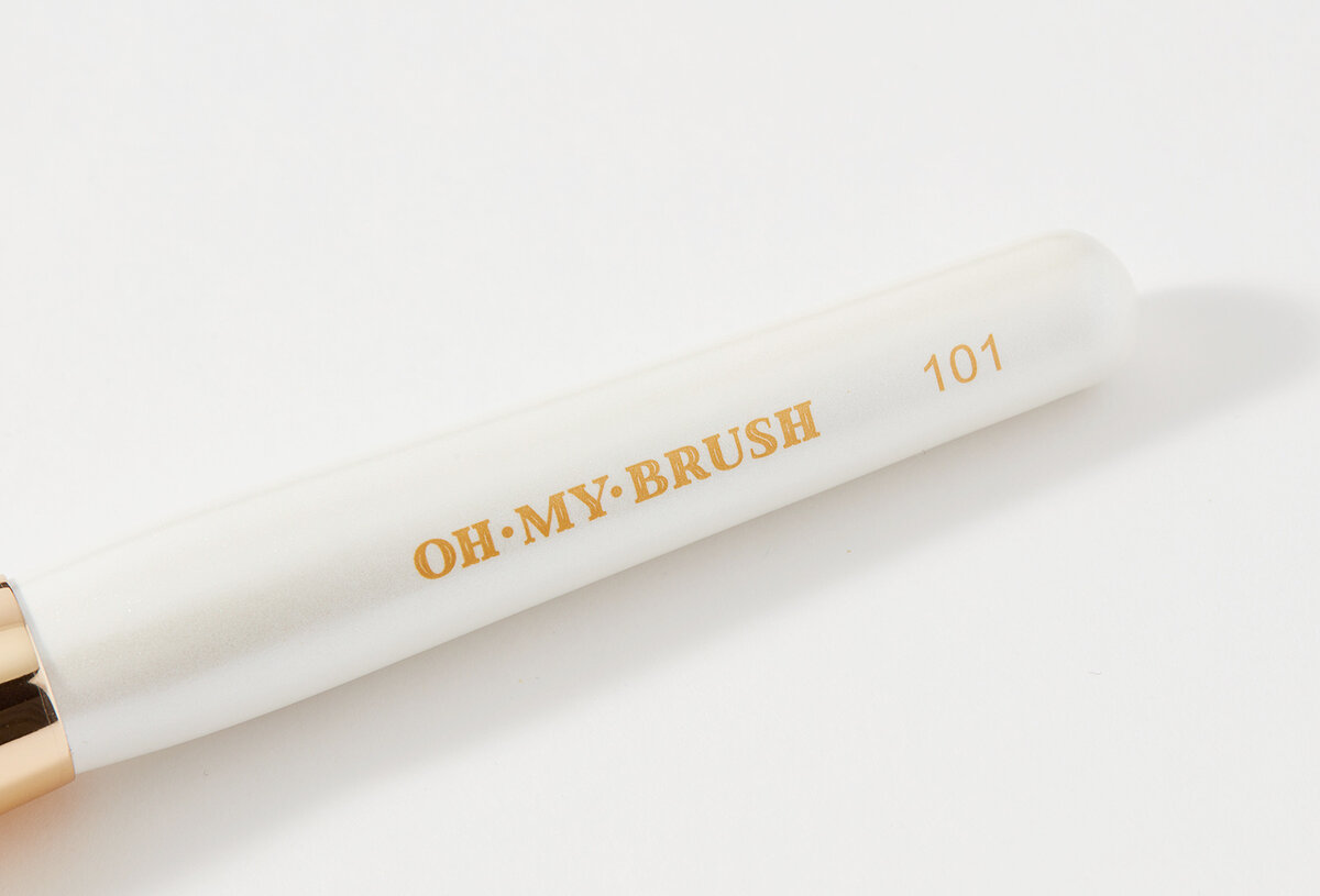 На данный момент в линейке бренда более 50 наименований кистей для лица и глаз, наборы кистей для макияжа и аксессуары для хранения и по уходу за ними.