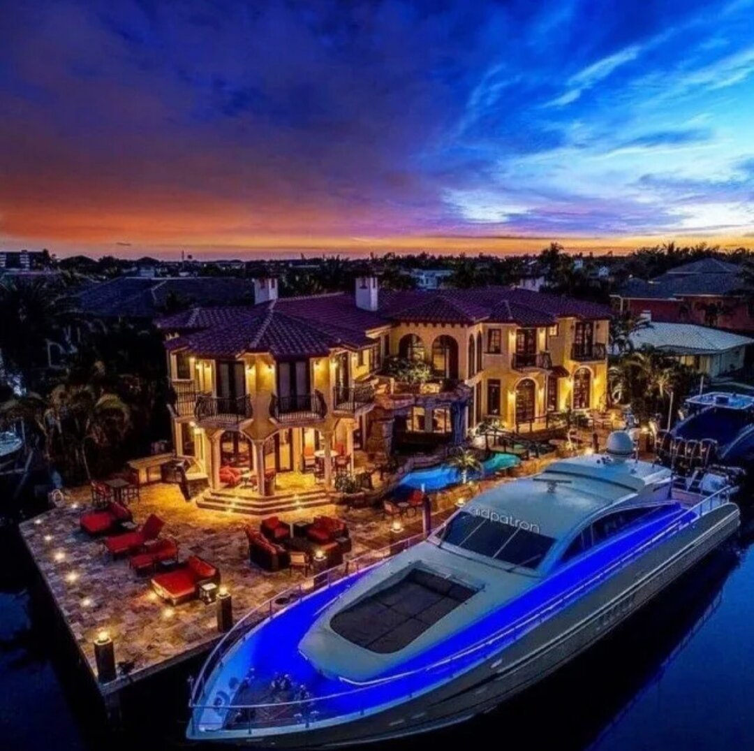 Символы богатой жизни --яхта и дворец