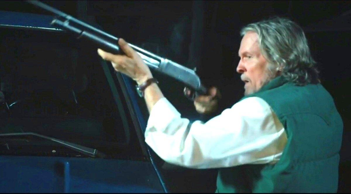 Уильям Сэдлер ("Крепкий орешек 2", "Побег из Шоушенка", "Зеленая миля") так подозрительно напоминает здесь Джеффа Бриджеса, что даже странно, почему никто не называет его Чуваком. 