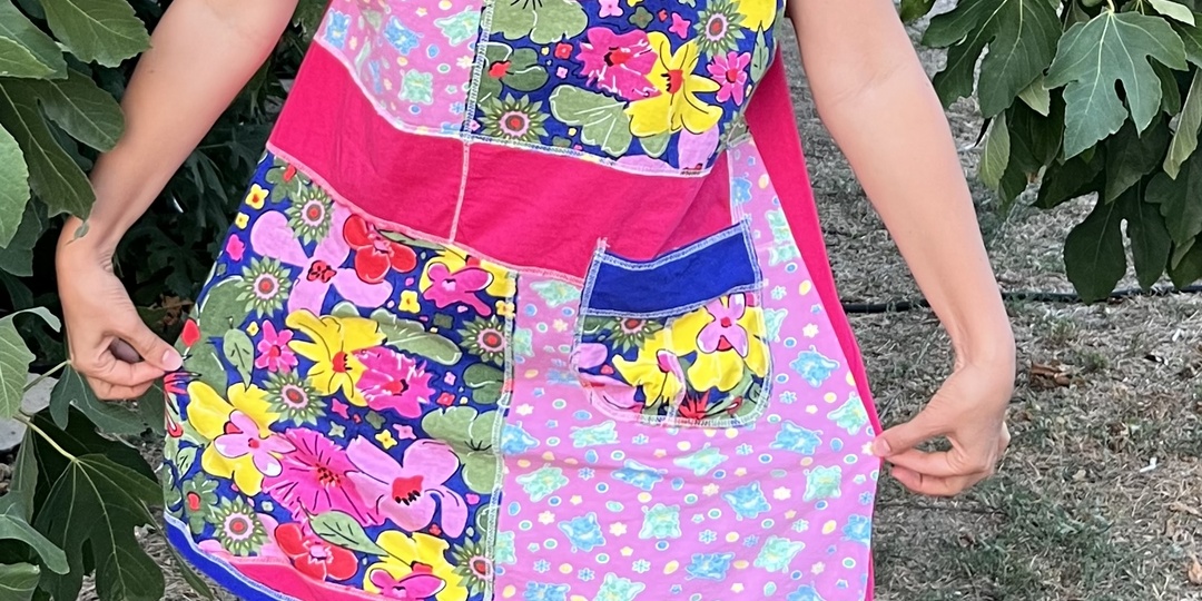 Сшила три платья буквально из мусора. Даже лоскутки по 3 см пустила в дело